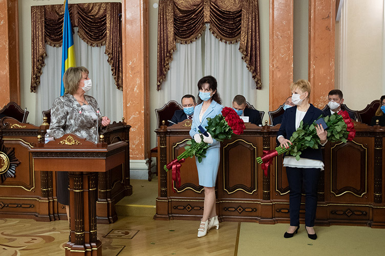 Валентина Данішевська (ліворуч) привітала суддів у відставці вже нового ВС, яких було нагороджено нагрудним знаком «За сумлінну працю».