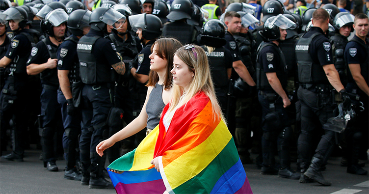 У РФ на законодавчому рівні заборонили пропаганду гомосексуалізму, але ЄСПЛ визнав це порушенням прав.