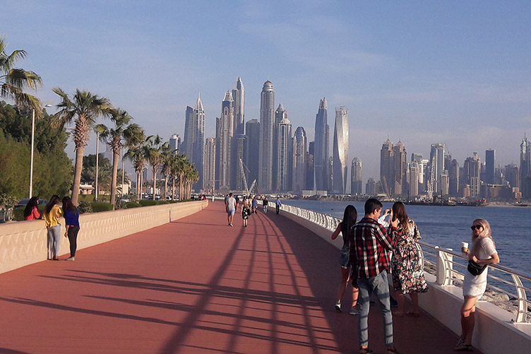 Мабуть, зустріти новий 2021 рік на пляжі в ОАЕ — не така вже і погана мрія.