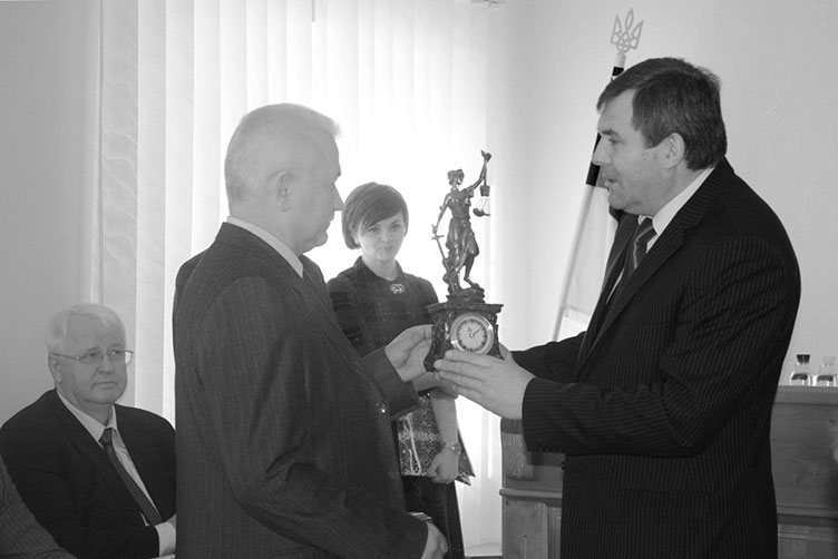 Петр Филюк (справа) поздравил председателя Маневицкого районного суда Волынской области Николая Покидюка с 30-летием работы в должности судьи.
