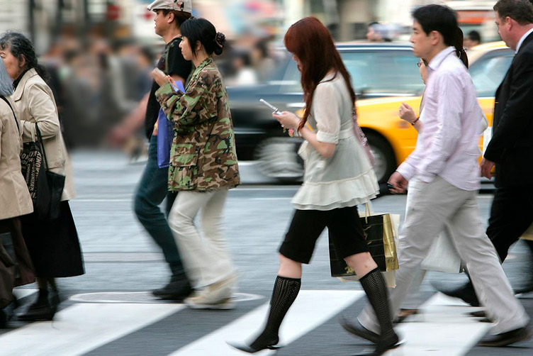 Вулиці японських міст заповнені арукісумахо — так тут називають «смартфон-зомбі», які повільно чвалають, втупившись у екран телефону.