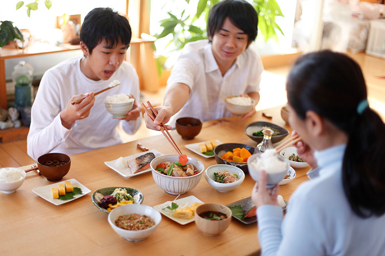 В Поднебесной принято заказывать блюда «на стол»: берут несколько порций на всех, индивидуальна только чашка риса.