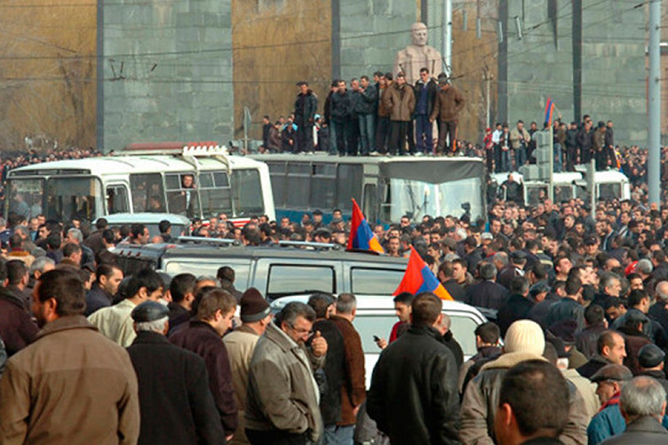 У 2008 році через протести опозиції уряд Вірменії запровадив надзвичайний стан, прагнучи розігнати мітингарів.