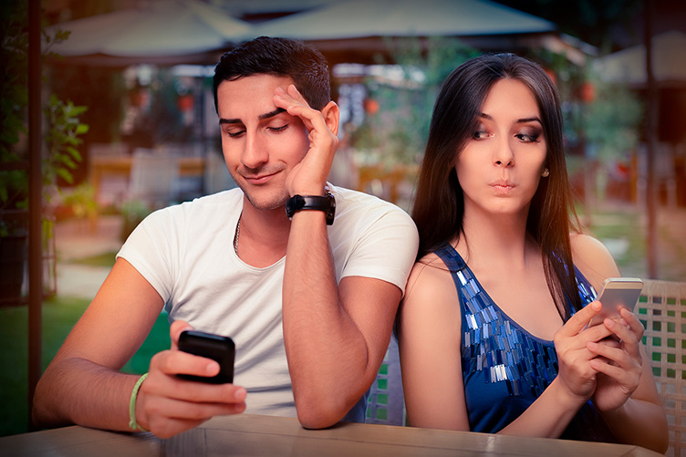 Переглядаючи приватні СМС-повідомлення, пари мають пам’ятати: кіберспостерження — один із видів домашнього насильства.