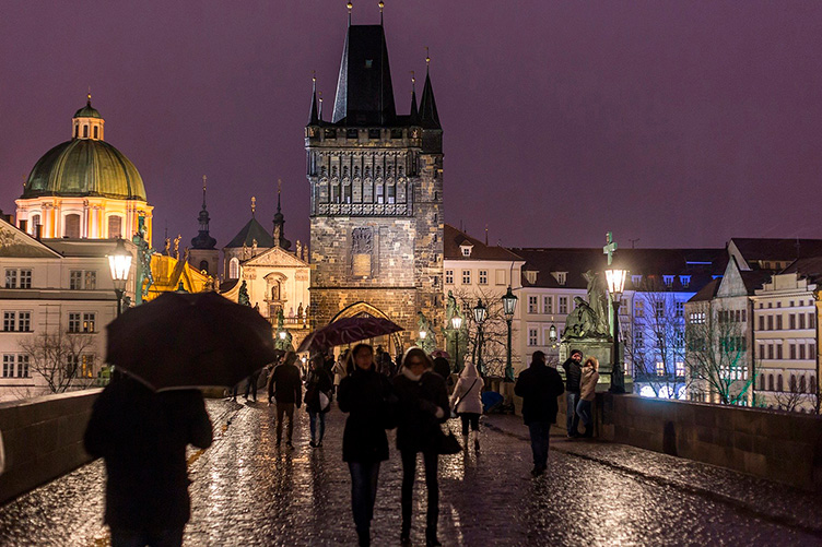 До пандемії екскурсія по містичній нічній Празі була однією з родзинок для туристів.