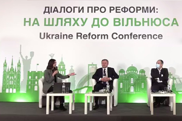 Андрій Костін (у центрі) та Олександр Банчук мусили звітувати щодо виконання українських зобов’язань перед МВФ.