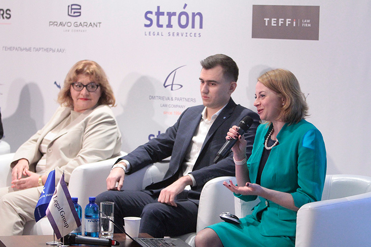 Олена Жукова (зліва) назвала зміни законодавства щодо КІК революцією, яка буває раз на 100 років.