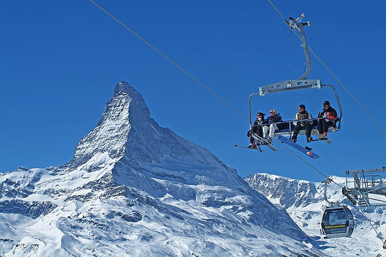 В этом сезоне Швейцария даже открывает новые горнолыжные маршруты. Осталось только добраться до швейцарских Альп. 