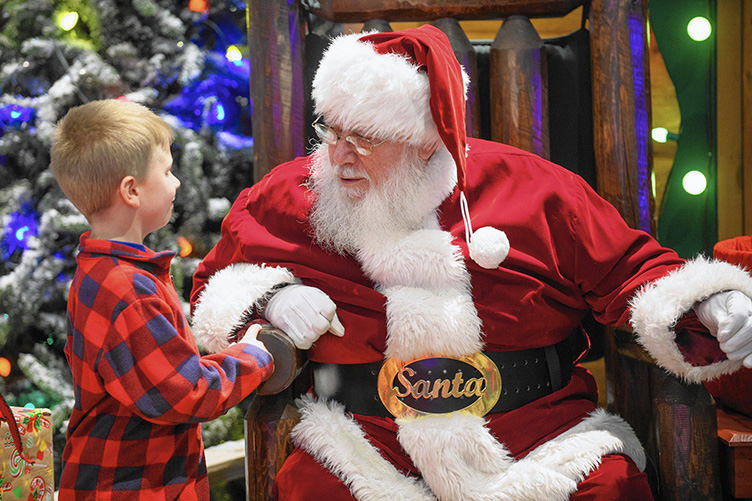 Британський Санта цього року отримав унікальний бонус — постати перед малечею у своєму звичному вигляді, без маски поверх бороди.