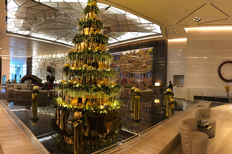 Незважаючи на всі обмеження, ялинки в турецьких готелях все ж встановили — для новорічного настрою.