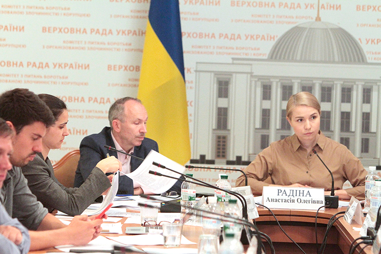 Анастасія Радіна (у центрі) та Галина Янченко в комітеті представляють одну фракцію, але їхні оцінки антикорупційних ризиків часто розходяться.