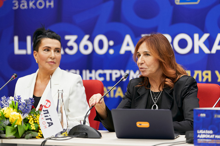 Лідія Ізовітова (праворуч) запевнила: для тих, хто скористається новим продуктом, він стане надійним інструментом у роботі.