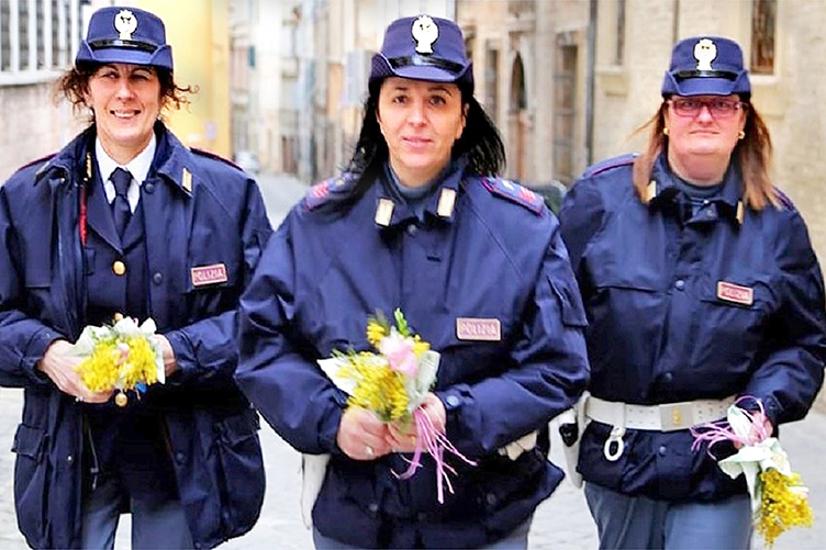 В Італії в цей день прийнято дарувати жінкам мімози. Ця традиція виникла в Римі невдовзі після Другої світової війни.