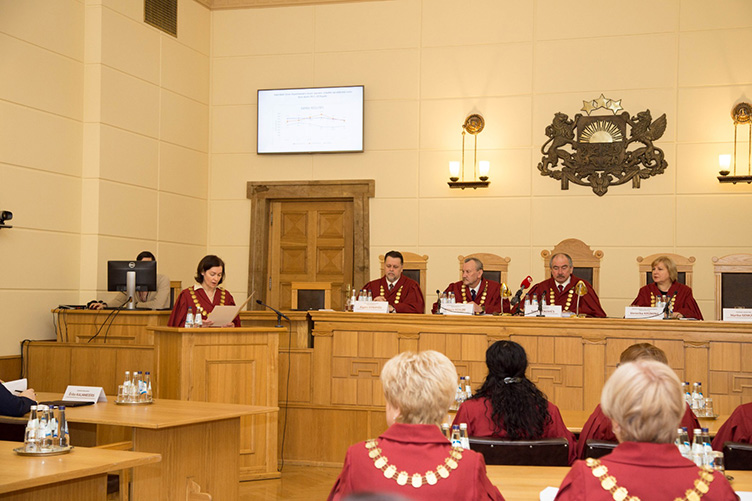 Судді Верховного суду Латвії вирішили, що позивачка не має права коментувати висновки незацікавлених осіб.