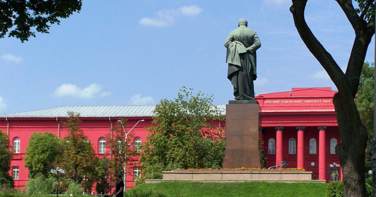 Один з найвідоміших пам’ятників Т.Г. Шевченку дивиться на КНУ.