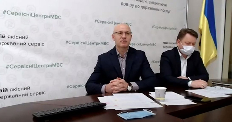 Нардепи звинуватили О.Князюка (справа) та Ю.Смольянінова в тому, що вони породили та очолили корупцію в сервісних центрах МВС.