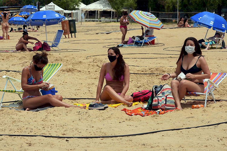 Минулого літа іспанські пляжі залишалися напівпорожніми, хоча небезпека підхопити на них вірус була мінімальною.