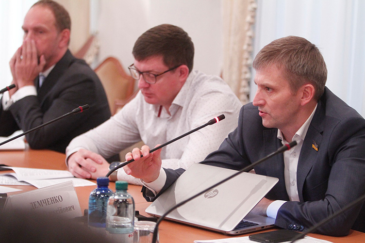 Сергій Демченко (крайній праворуч) дозволив собі критикувати ідеї однопартійців. За духом його висловлювання більше тяжіли до думок опозиції.