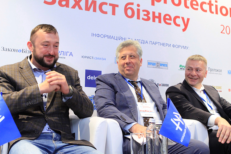 Володимир Павленко (зліва) відповів Семену Ханіну (у центрі), що АРМА нині на нових коліях і вимагає нових коліс.