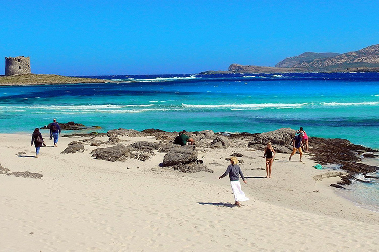 Один из популярных пляжей Сардинии, отличающийся мелким белым песком, —Ла-Пелоза, находящийся в 2,5 км к северу от Стинтино.