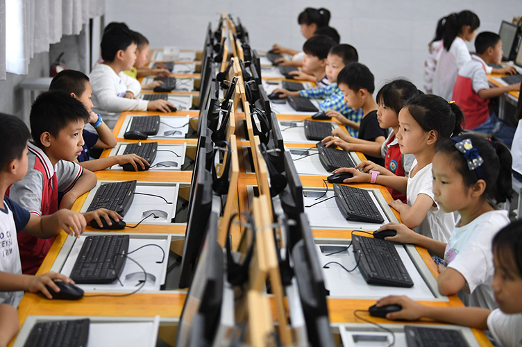 Дети в Китае слушаются не только родителей, но и государство: сказали играть — играют, нет — учатся.