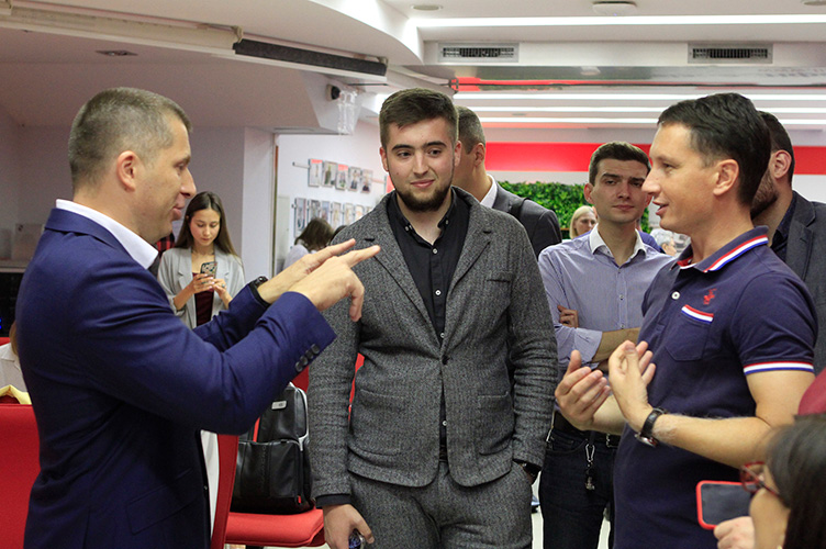 Валерій Кузьменко (ліворуч) зібрав навколо щільне коло вдячних слухачів, його не відпускали, аж поки не розпочалася друга сесія.