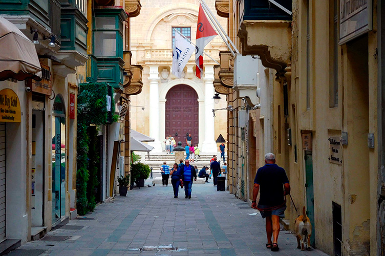 У стародавніх мальтійських містах не так вже й багато вільного простору, тож державні структури уподобали приватні будинки. 