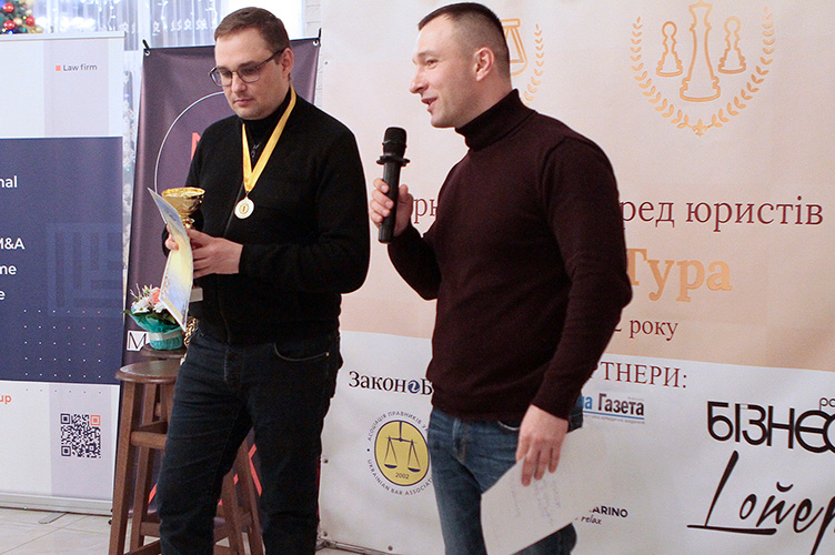 Очільник шахового клубу Shahist Денис Брязкало (праворуч) нагороджує переможця турніру — нотаріуса Олексія Малого.