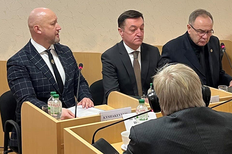 Голова ЕР Лев Кишакевич (крайній ліворуч) уважає, що перевірка — це ще не кінець повноваженням члена ВРП.