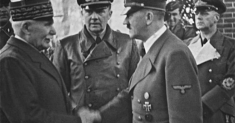 Первинно колабораціонізмом називали співпрацю громадян Франції з німецькою владою, до якої закликав голова режиму Віші Анрі Петен (ліворуч). Фото: Вікіпедія