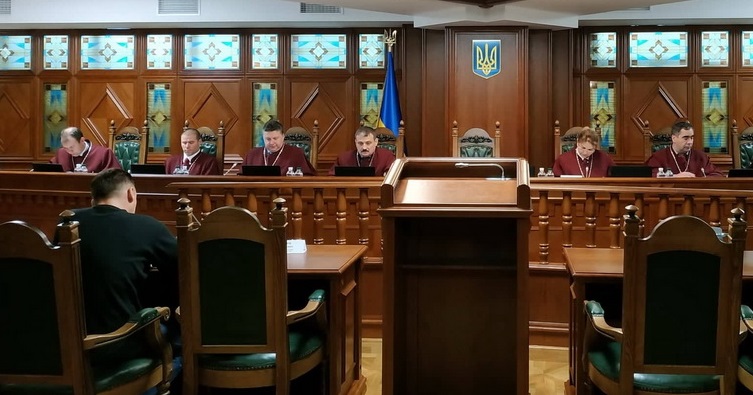 .Судья-докладчик по этому делу – Виктор Городовенко (третий слева).
