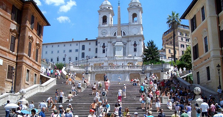 Построенная в начале XVIII века Испанская лестница считается одним из самых известных сооружений позднего римского барокко. 