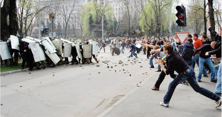 В результате столкновений в Кишиневе были ранены около 50 демонстрантов и 270 полицейских, 300 человек задержаны.