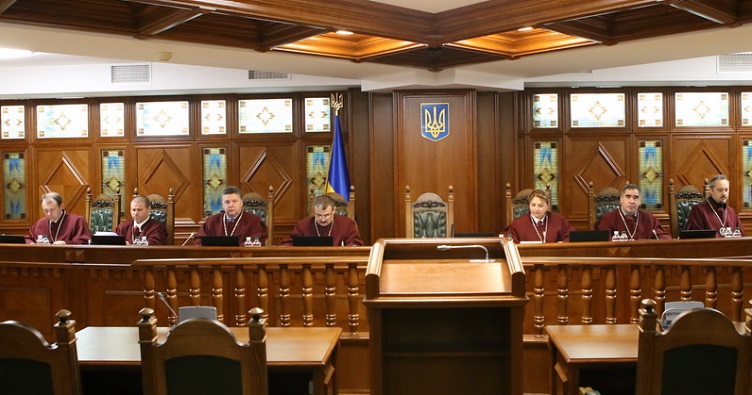 Докладчиками по этому делу были Олег Первомайский (крайний слева) и Галина Юровская.