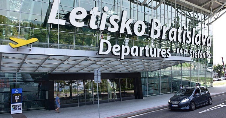 Аеропорт Братислави залишається у власності держхолдингу Letisko M.R. Štefánika та є однією з операційних баз лоу-костера Ryanair.