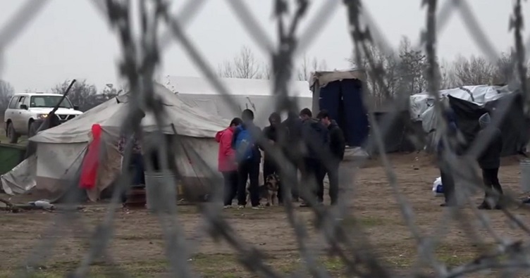 Мігрантів в Угорщині утримують у таборі за колючим дротом, який вони не мають права залишати до закінчення процедури розгляду їхнього клопотання про надання притулку.