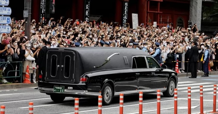 На улицы Токио вышли десятки тысяч человек ,чтобы проститься с Синдзо Абэ, которого кремировали 12 июля. Фото: Рейтерс