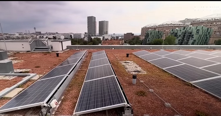 Солнечные батареи венцы устанавливают как на балконах, так и на крышах домов.