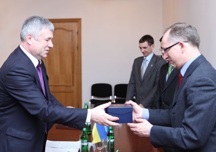 С.Мищенко на правах председателя ВСС торжественно вручил Я.Томбинскому знак суда.