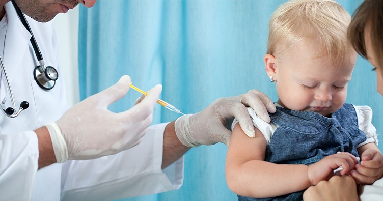 Законопроект не обязывает делать прививки, но позволяет отказать детям в посещении учебных заведений или отстранить от работы.