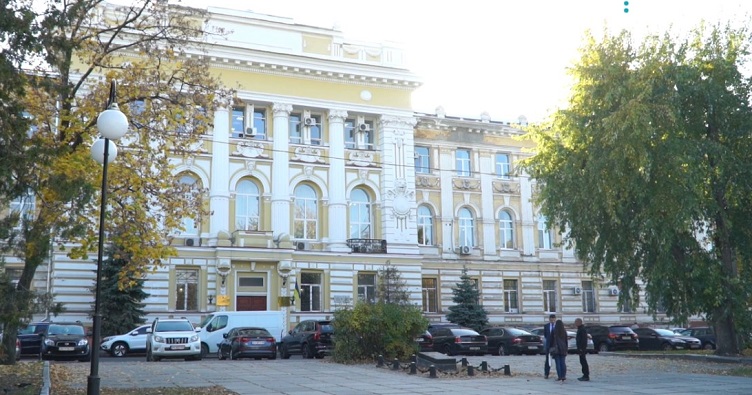 Наприклад, у Харківському апеляційному суді працює лише 14 суддів — по 7 у кожній палаті.