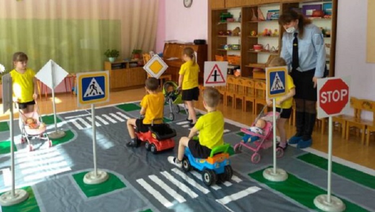 Аби вивчати правила дорожнього руху не обов’язково мати право сідати за кермо автомобіля.