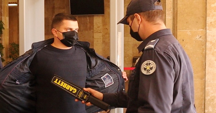 Вогнепальна зброя, гранати, кастети — такі небезпечні предмети виявляли співробітники ССО у відвідувачів судів з початку війни.