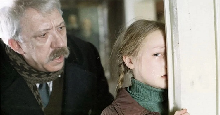 Хоча у СРСР ще не було кіберпростору, драматизм явища булінгу вже чудово зобразив фільм «Опудало».