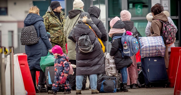 Сотні тисяч українських дітей виїхали з батьками за кордон у пошуках безпеки та благополуччя.
