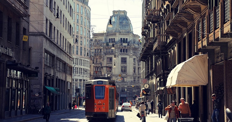 На узких улицах старого Милана особо и не разгонишься…