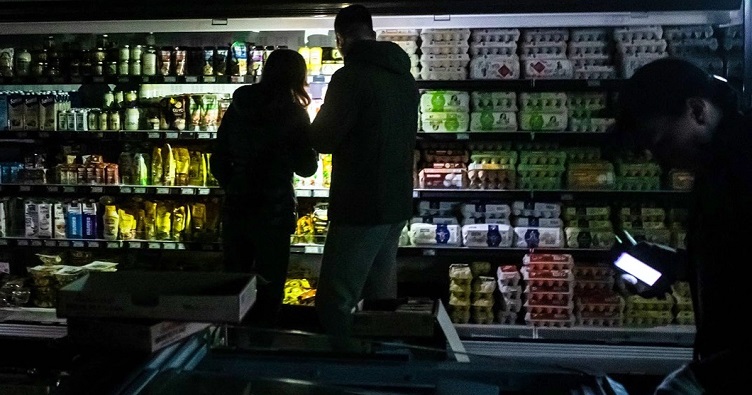 У разі вимкнення електропостачання магазинам доведеться обирати: чи-то продавати товар, чи наразитися на санкції.