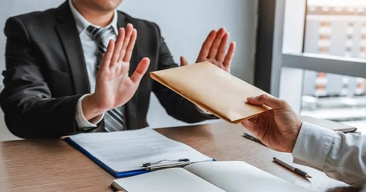 Автори вважають, що демонстрація непримиренної боротьби із корупцією підвищить довіру до держави як з боку суспільства, так й іноземних партнерів.