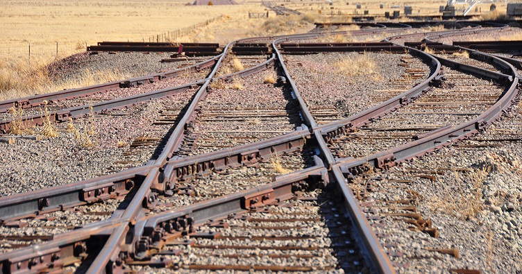 Гайки з колії, як свідчить література, скручували від їх появи. Хіба що не на металобрухт, а на грузила.