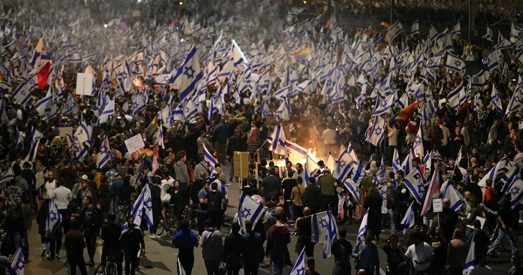 За даними ЗМІ, вчора на вулиці Тель-Авіва та інших міст вийшли близько 600 тис. людей.
